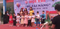 Đồng chí Hiệu Trưởng, Đ/C Hiệu Phó, và Đại diện phụ huynh lên trao quà cho các con