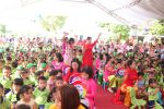Cô giáo cùng các anh chị 5 tuổi đón các em vào trường
