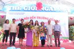 Ban ngành Đoàn thể đến tặng hoa chúc mừng buổi lễ ạ