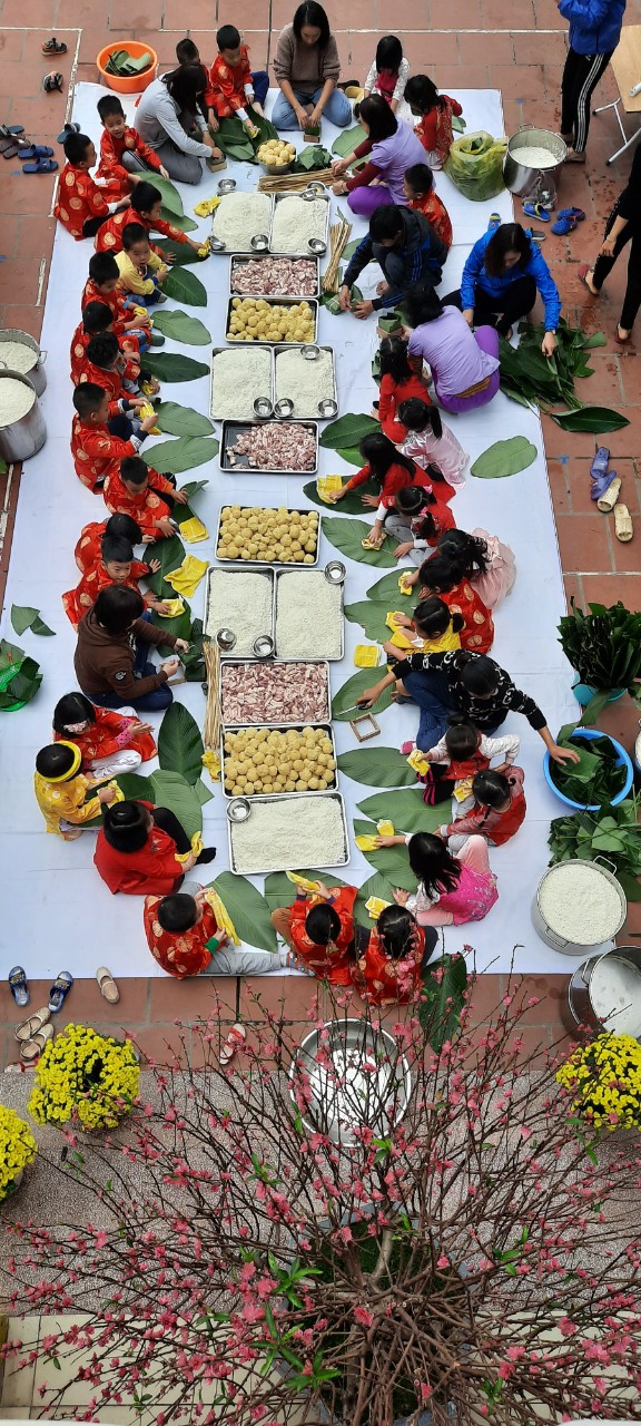 Hoạt động ngoại khóa gói bánh trưng ngày Tết cổ truyền của người Việt Nam của cô và trò trường Mầm non Hàng Đào