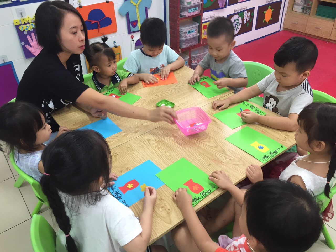Hoạt động của cô cùng các con trong giờ học