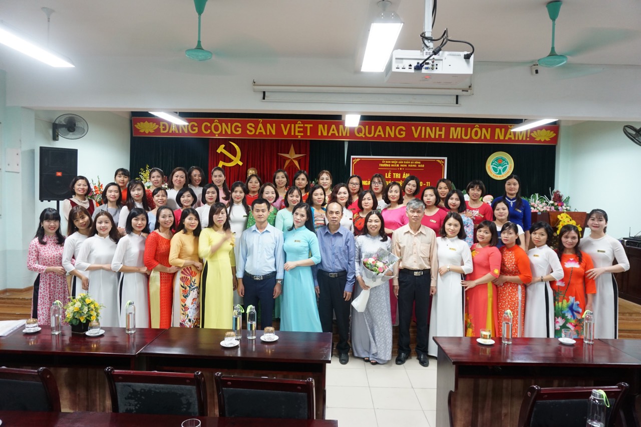 Các Ban ngành, đoàn thể, đại diện các bậc phụ huynh học  sinh tới chúc mừng nhà trường.
